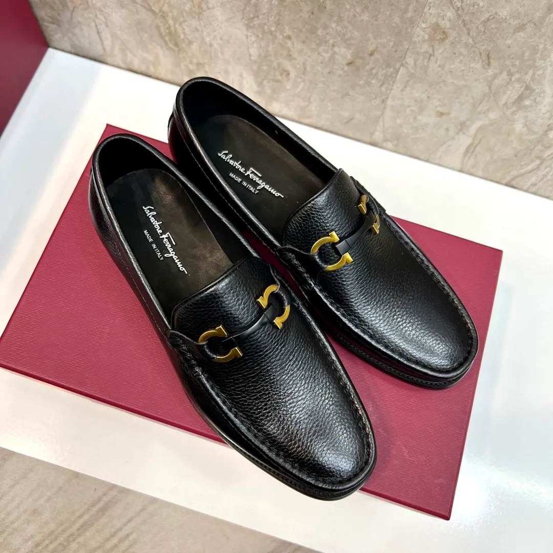 Original quality P580 Brand: Ferragamo Standard size: Men's size 38/44 (45 can be customized) Grade: Same style as the official website High-quality men's shoes Material: Customized first-layer calfskin with water-dyed cowhide lining Cowhide tiptoe Original non-slip and wear-resistant rubber outsole Style category: Men's formal business leather shoes Young and fashionable European and American trends British style Casual matching Comfortable feet Color: Actual picture